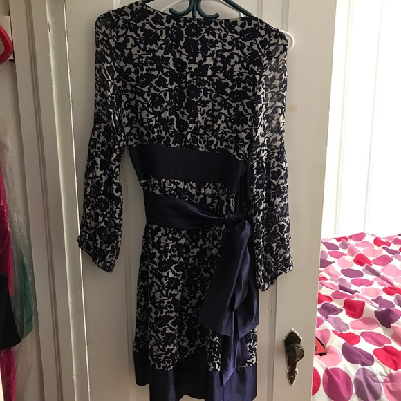 100% silk Diane von Furstenberg wrap dress - Picture 2 of 6